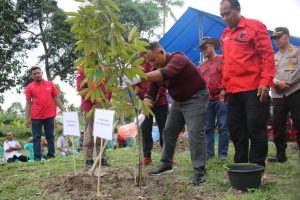 Bupati Lampung Selatan Tanam Bibit Pohon Durian Bersama Warga Desa Bali Agung Palas